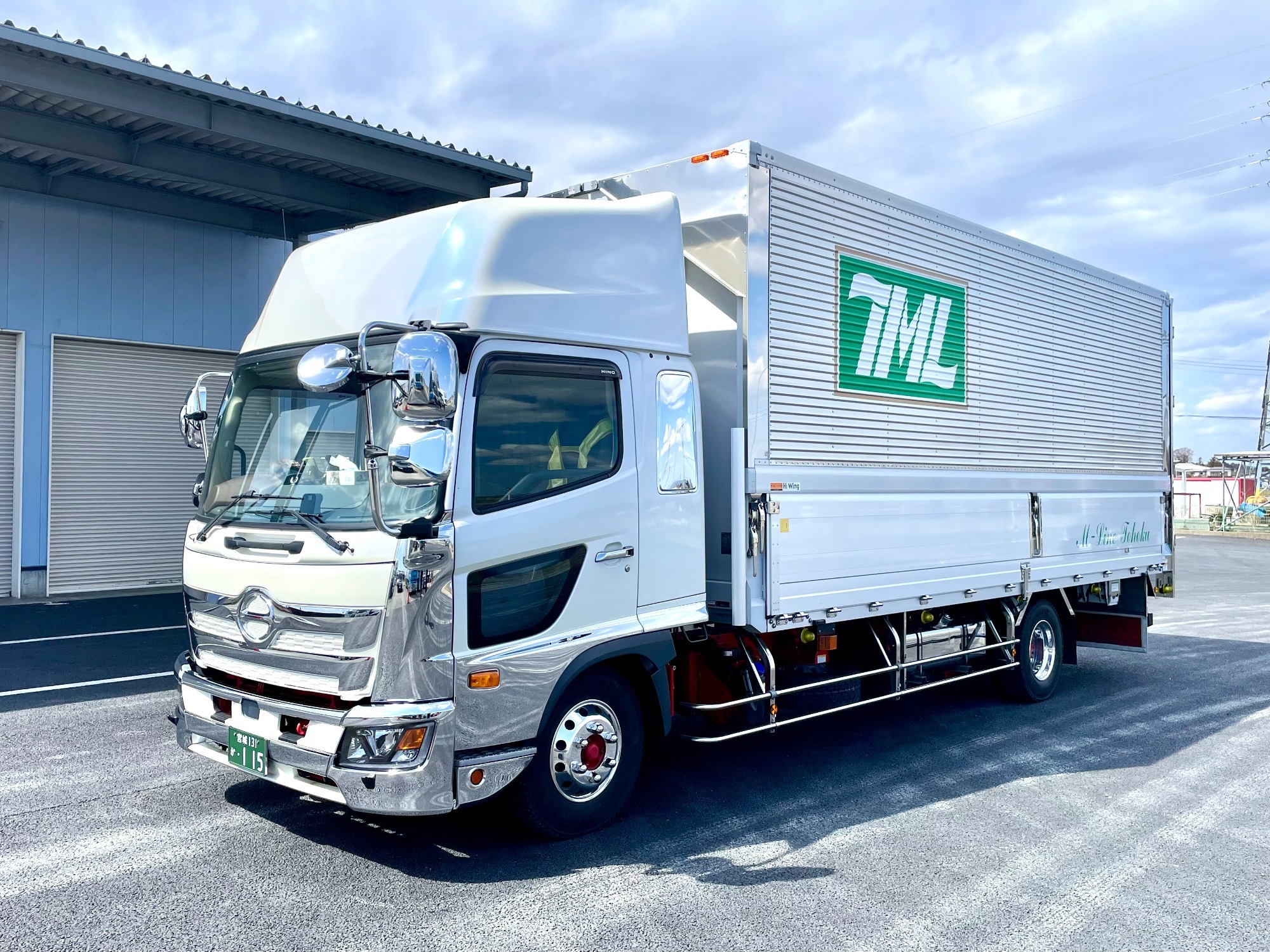 中型ウイング車